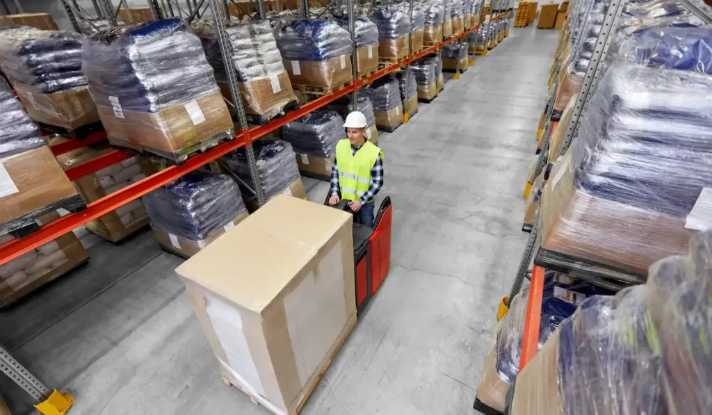 rebocadores elétricos utilizados em operações intralogísticas