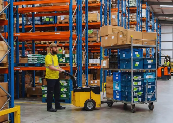 carrinhos rebocadores elétricos para centros logísticos